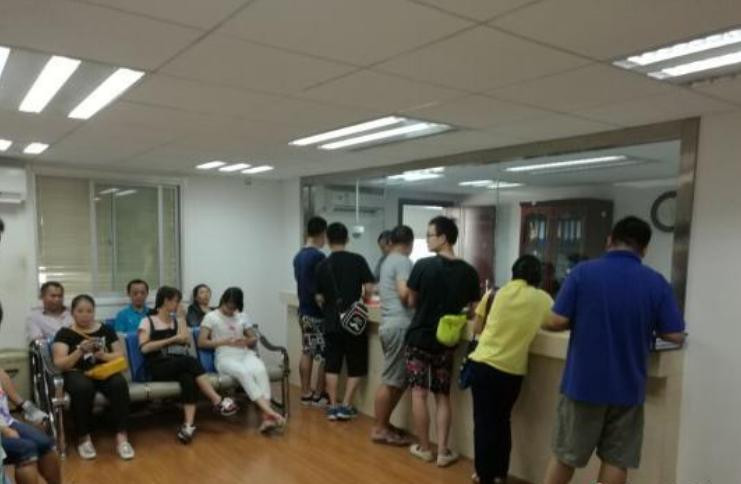 Ngày 22/7/2016, Tổng lãnh sự quán Việt Nam tại Nam Ninh, tỉnh Quảng Tây, Trung Quốc vẫn giải quyết thị thực cho khách du lịch Trung Quốc một cách bình thường. Ảnh: Chinanews.