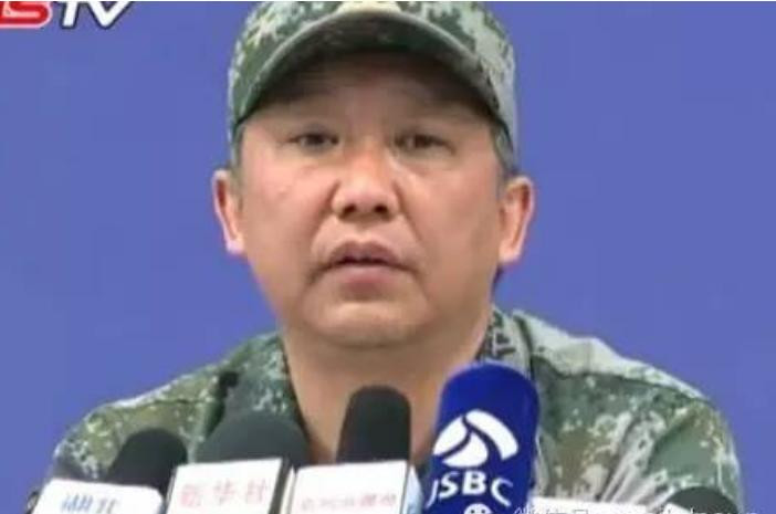 Lưu Tiểu Ngọ, thiếu tướng, Tư lệnh Lục quân Chiến khu miền Nam (1/2016), Quân đội Trung Quốc. Ông ta người Hán, sinh tháng 1/1960, nhập ngũ tháng 12/1976, trình độ Thạc sĩ. Từng làm kỹ sư cao cấp ở Bộ Tư lệnh Đại quân khu Quảng Châu, lữ đoàn trưởng, chỉ huy trưởng tập đoàn quân 41, Tham mưu trưởng Đại quân khu Quảng Châu. Ảnh: Sina Trung Quốc.