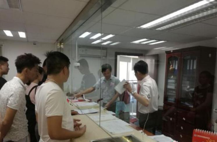 Ngày 22/7/2016, Tổng lãnh sự quán Việt Nam tại Nam Ninh, tỉnh Quảng Tây, Trung Quốc vẫn giải quyết thị thực cho khách du lịch Trung Quốc một cách bình thường. Ảnh: Chinanews.