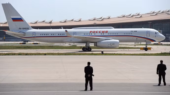 Máy bay của ông Putin phải đem đi sửa