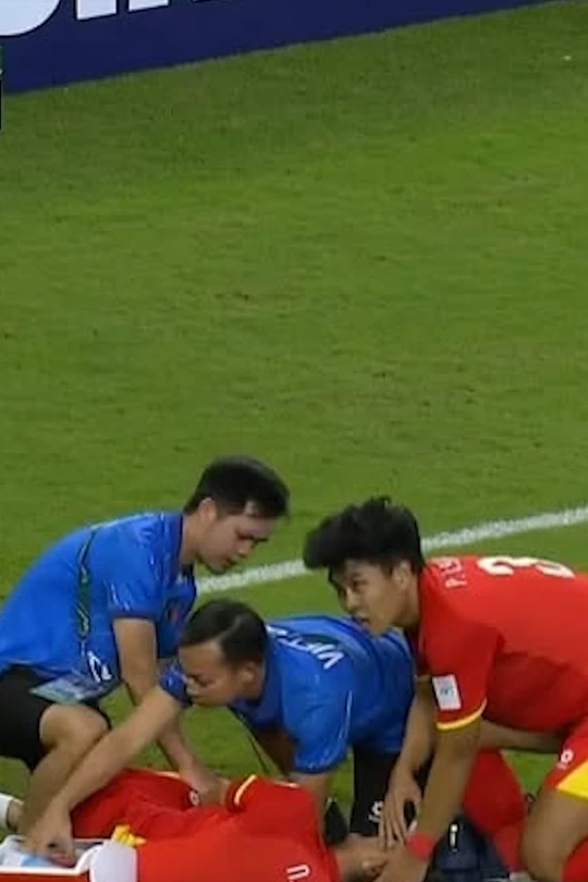 Cận cảnh pha bóng khiến trung vệ Hiểu Minh gặp chấn thương nặng trận gặp U23 Trung Quốc