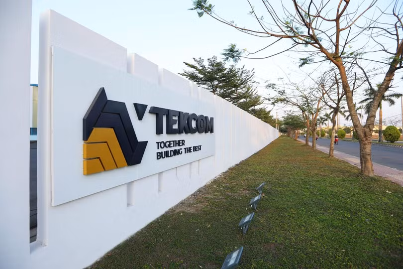 CTCP Tekcom - công ty mẹ của Tekcom Central - là doanh nghiệp chuyên sản xuất và cung cấp sản phẩm gỗ, ván ép, được thành lập từ năm 2005