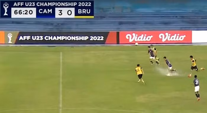 Sân Morodok Techo của Campuchia lõng bõng nước trong trận U23 Campuchia và U23 Brunei.