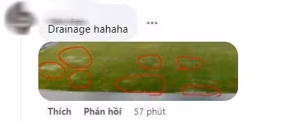 Một CĐV chỉ ra nhiều vũng nước đọng lại do hệ thống thoát nước kém