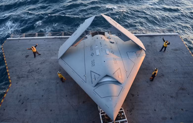 Máy bay không người lái X-47B trên boong tàu sân bay