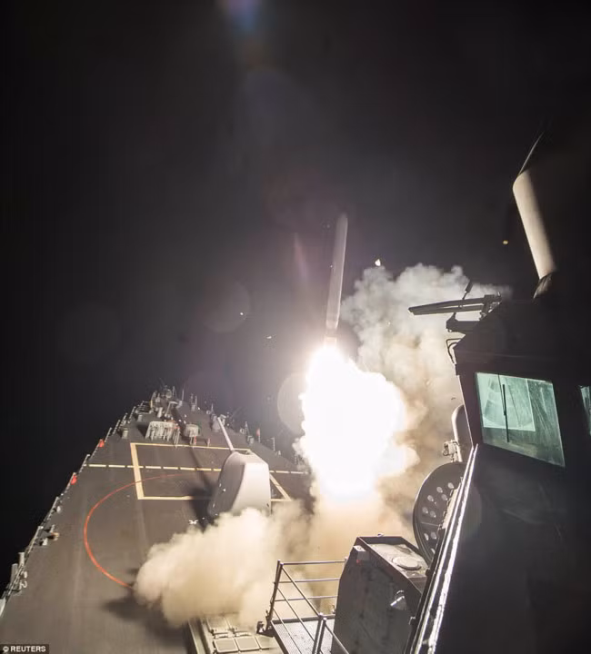 Tên lửa Tomahawk được phóng đi từ khu trục hạm Mỹ tấn công Syria hôm 6/4