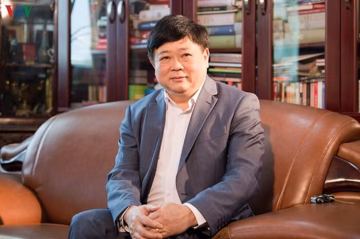 PGS.TS Nguyễn Thế Kỷ có nhiều đầu sách đã xuất bản nhưng đây là tiểu thuyết đầu tiên PGS.TS Nguyễn Thế Kỷ có nhiều đầu sách đã xuất bản