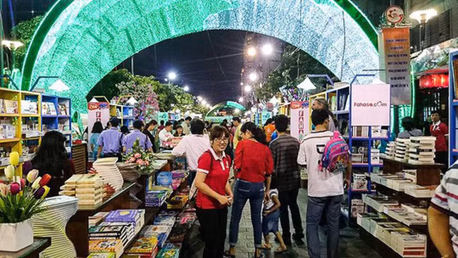 Lễ hội Đường sách Tết đã trở thành bữa đại tiệc món ăn tinh thần của người dân TP.HCM Lễ hội Đường sách Tết đã trở thành bữa đại tiệc món ăn tinh thần của người dân TP.HCM