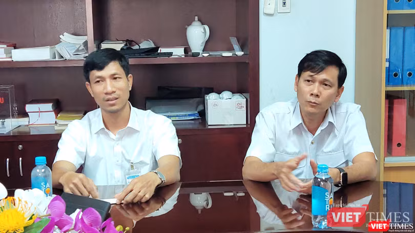 Trưởng khoa Xử lý Y tế - Ths. Mai Xuân Phán (bên trái ảnh) và bác sĩ Trần Gia Hiệp - Trưởng khoa Kiểm dịch Y tế (bên phải ảnh) Trưởng khoa Xử lý Y tế - Ths. Mai Xuân Phán (bên trái ảnh) và bác sĩ Trần Gia Hiệp - Trưởng khoa Kiểm dịch Y tế (bên phải ảnh)