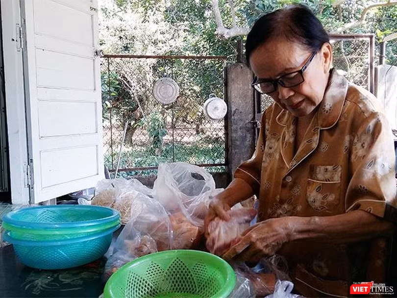 Anh hùng Lao động thời kỳ Đổi mới Trần Ngọc Sương (Ba Sương) đang tự tay chuẩn bị bữa trưa cho anh chị em cán bộ văn phòng công ty. Anh hùng Lao động thời kỳ Đổi mới Trần Ngọc Sương (Ba Sương) đang tự tay chuẩn bị bữa trưa cho anh chị em cán bộ văn phòng công ty.