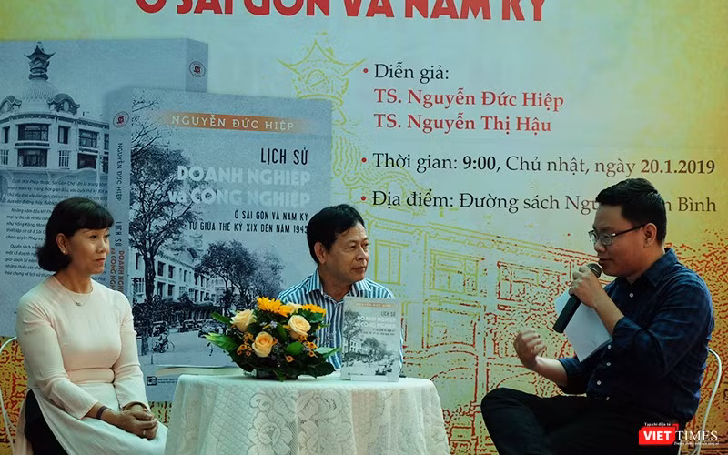 TS. khảo cổ Nguyễn Thị Hậu (trái) và TS. Nguyễn Đức Hiệp (giữa) với những góc nhìn thú vị về lịch sử doanh nghiệp và công nghiệp Sài Gòn và Nam kỳ TS. khảo cổ Nguyễn Thị Hậu (trái) và TS. Nguyễn Đức Hiệp (giữa) với những góc nhìn thú vị về lịch sử doanh nghiệp và công nghiệp Sài Gòn và Nam kỳ
