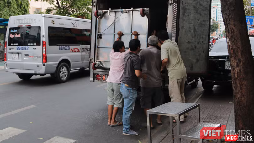 Kỹ sư cơ khí Nguyễn Vũ Minh trực tiếp vận chuyển lắp đặt “ATM gạo” về nhiều tỉnh có người lao động nghèo cần giúp đỡ (Ảnh: FNS) Vận chuyển lắp đặt “ATM gạo” về nhiều tỉnh có người lao động nghèo cần giúp đỡ