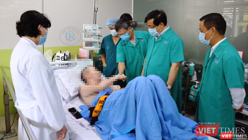 Bệnh nhân 91 bắt tay GS Nguyễn Gia Bình - Chủ tịch Hội Hồi sức cấp cứu và chống độc Việt Nam, Tổ trưởng Tổ Hội chẩn chuyên môn chăm sóc, điều trị ca bệnh COVID -19 diễn biến nặng, nguy kịch (Bộ Y tế). Ảnh: BVCR Bệnh nhân 91 bắt tay GS Nguyễn Gia Bình - - Chủ tịch Hội Hồi sức cấp cứu và chống độc Việt Nam, Tổ trưởng Tổ Hội chẩn chuyên môn chăm sóc, điều trị ca bệnh COVID -19 diễn biến nặng, nguy kịch (Bộ Y tế). Ảnh: BVCR