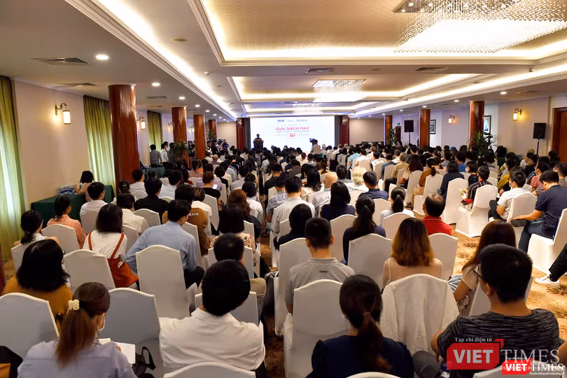 Khán phòng đông kín người tham dự, ở lại đến phút cuối để đón chờ thông tin về các cuốn sách hay (Ảnh: Hòa Bình) Khán phòng đông kín hàng ngàn người tham dự