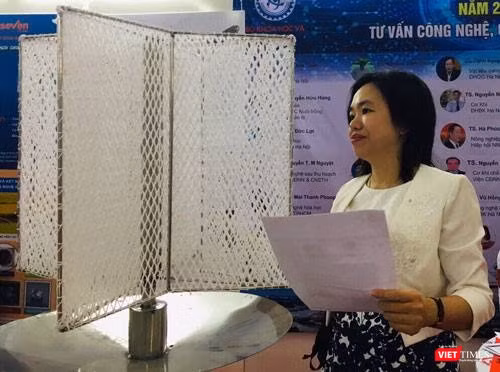 TS. Hà Phương Thư giới thiệu về thiết bị thu sương mà nhóm nghiên cứu của bà đã sáng chế thành công. (Ảnh: T.H)