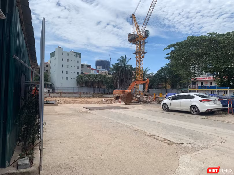 Dù đã có máy cẩu, máy xúc nhưng công trường dự án số 1152 – 1154 đường Láng vẫn không có một bóng công nhân. Chung quanh dự án quây tôn và lối ra vào được đóng cổng im lìm. Dù đã có máy cẩu, máy xúc nhưng công trường dự án số 1152 – 1154 đường Láng vẫn không có một bóng công nhân. Chung quanh dự án quây tôn và lối ra vào được đóng cổng im lìm.