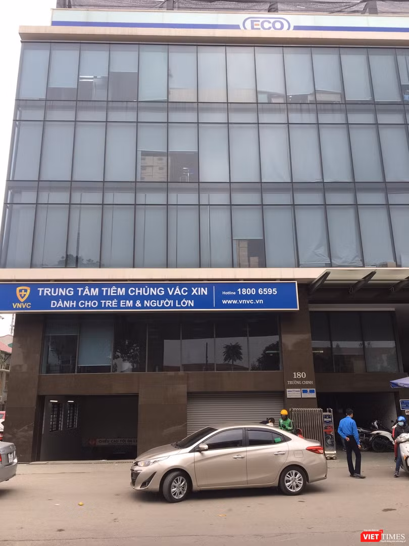 Tòa nhà số 180 đường Trường Chinh (Đồng Đa, Hà Nội) là nơi đặt đại bản doanh của nhiều pháp nhân trong "hệ sinh thái" của ông Ngô Chí Dũng, như Eco Pharma, NutriHome và VNVC. Tòa nhà số 180 đường Trường Chinh (Đồng Đa, Hà Nội) là nơi đặt đại bản doanh của nhiều pháp nhân trong "hệ sinh thái" của ông Ngô Chí Dũng, như Eco Pharma, NutriHome và VNVC.