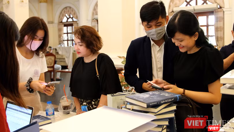 Bạn đọc có thể tải ứng dụng Voiz FM và chọn đọc “Muôn kiếp nhân sinh” tại đường link: https://muonkiepnhansinh.voiz.vn/ (Ảnh: HB) Khách mời đang được hướng dẫn tải app sách nói có bản quyền trên Voiz FM (Ảnh: HB)