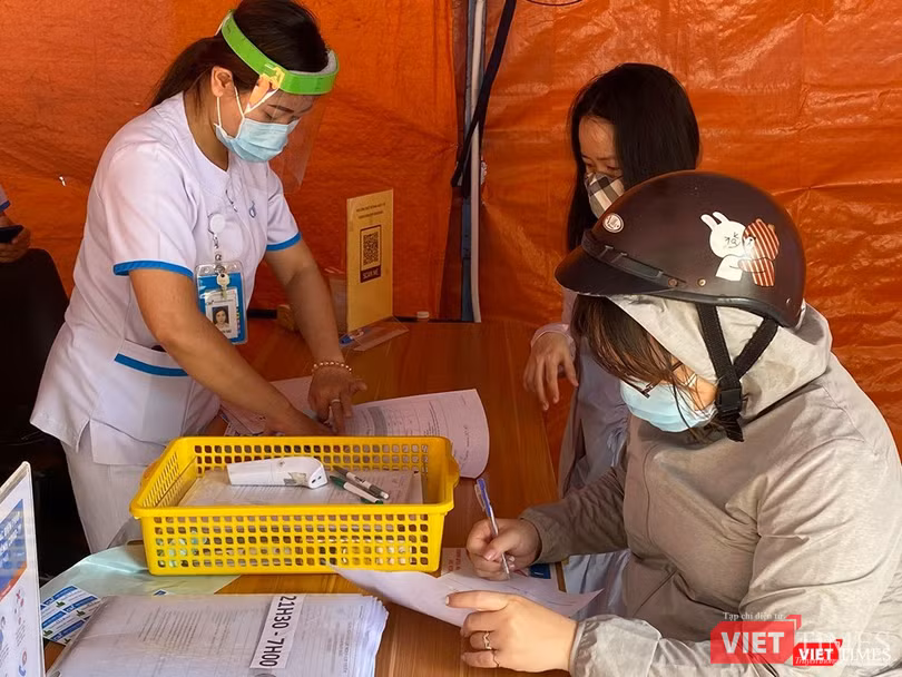 Thực hiện sàng lọc COVID-19 chặt chẽ ngay từ khâu đầu tiên (Ảnh: CIH) Thực hiện sàng lọc COVID-19 chặt chẽ ngay từ khâu đầu tiên (Ảnh: CIH)