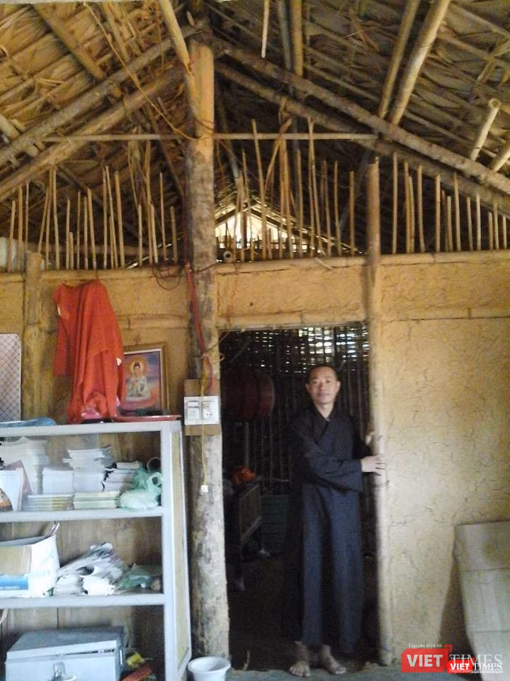Thầy Thích Chúc Kiểm trong nhà tăng dột nát. Thầy Thích Chúc Kiểm trong nhà tăng dột nát.