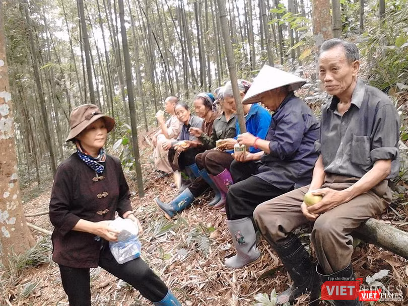 Thầy Kiểm cùng bà con vượt khó dựng chùa. Thầy Kiểm cùng bà con vượt khó dựng chùa.