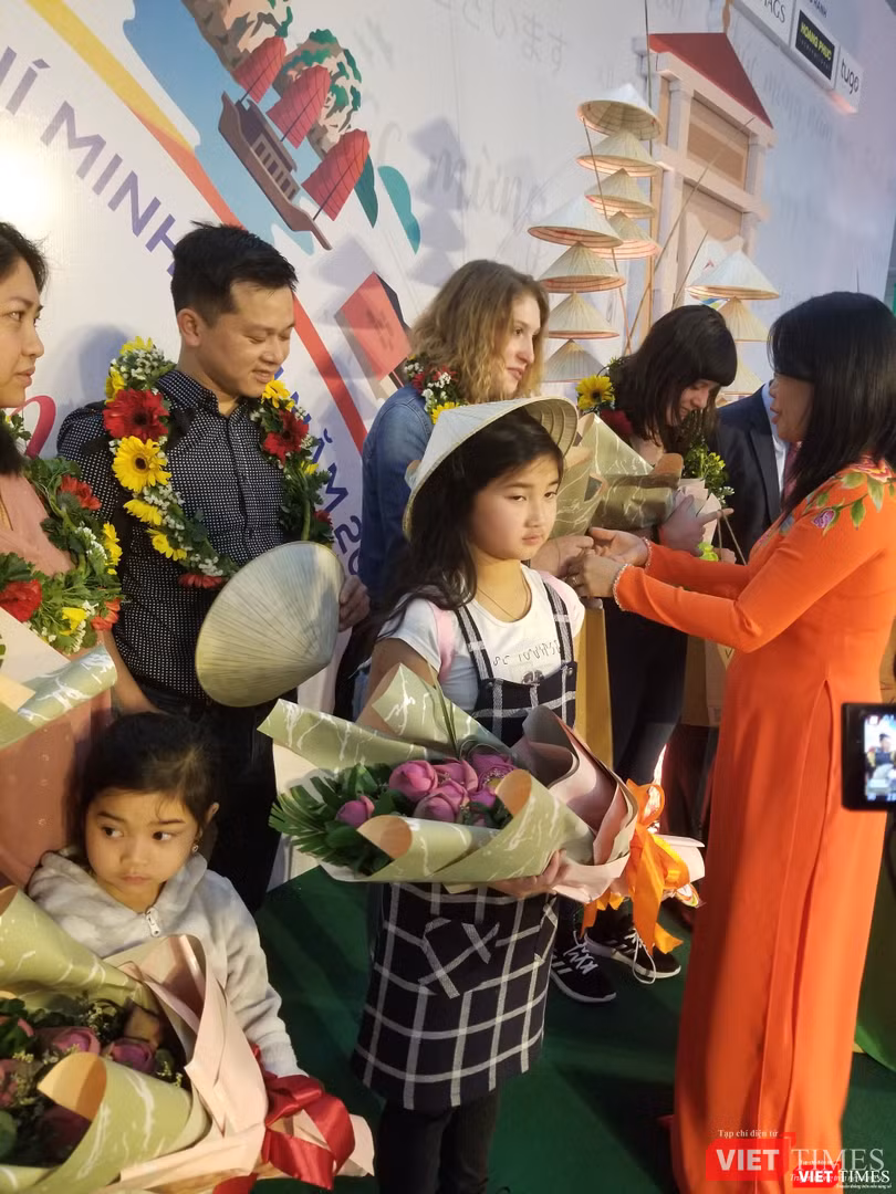 Thay vì tặng quà chia vui, giờ ngành du lịch phải cắt cử nhân sự đi tặng khẩu trang tại các khu vực trọng điểm, đặc biệt chú ý theo dõi sức khỏe của du khách Thay vì tặng quà chia vui, giờ ngành du lịch phải cắt cử nhân sự đi tặng khẩu trang tại các khu vực trọng điểm