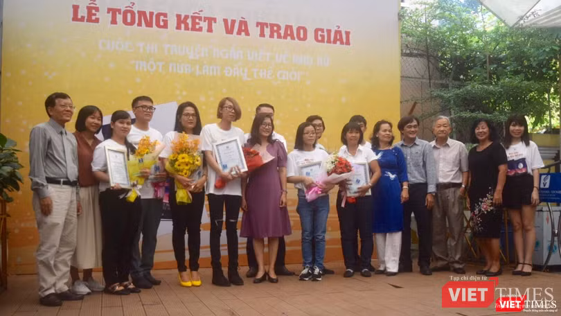BTC và các tác giả đoạt giải chụp hình lưu niệm cuối chương trình BTC và các tác giả đoạt giải chụp hình lưu niệm cuối chương trình