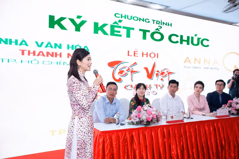 Nghệ sĩ Tuyết Thu - gương mặt quen thuộc của nhiều sân khấu thành phố đến ủng hộ Tết Việt Nghệ sĩ Tuyết Thu - gương mặt quen thuộc của nhiều sân khấu thành phố đến ủng hộ Tết Việt