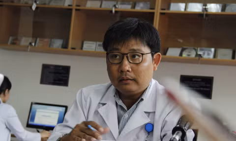 Dịch sốt xuất huyết tăng mạnh nhưng không đủ thuốc điều trị ảnh 1 BS.Tiến sĩ Ngô Ngọc Quang Minh - Phó Giám đốc BV Nhi Đồng 1
