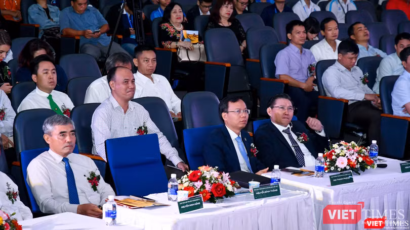 Ông Nguyễn Minh Hồng (hàng đầu, bên trái) cho biết ông rất xúc động vì người nông dân giờ đây đã được tiếp cận với công nghệ mới.