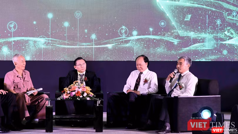 Ông Nguyễn Minh Hồng - Chủ tịch Hội Truyền thông số Việt Nam phát biểu trong phần tọa đàm
