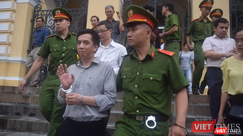 Bị cáo Võ Mạnh Cường vẫy chào người thân để quay về trại giam sau phiên tòa 