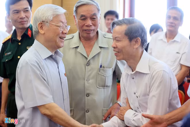 Tổng bí thư trao đổi với các cử tri quận Hoàn Kiếm, Ba Đình. Ảnh:Ngọc Thắng. 'Khong nen noi Tong bi thu kiem Chu tich nuoc' hinh anh 2