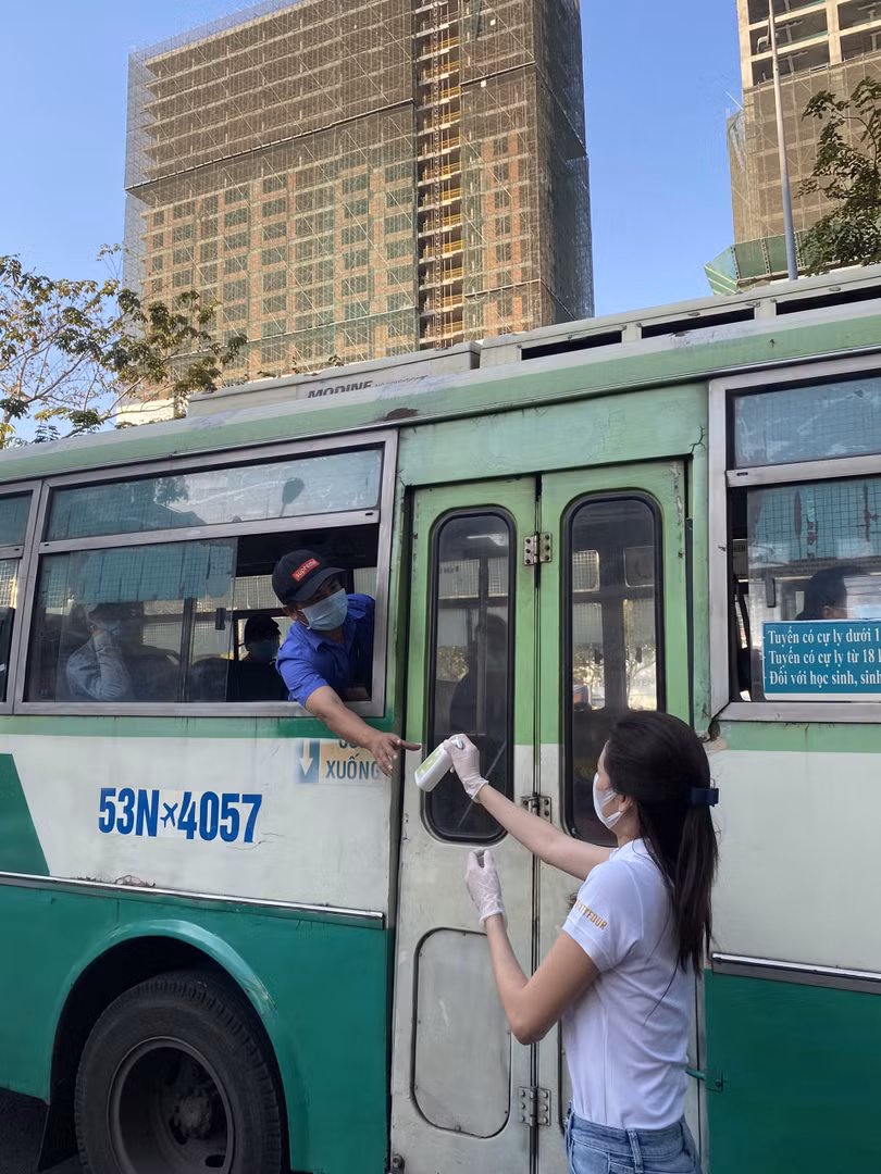 Các bác tài, phụ xe hằng ngày tiếp xúc với rất nhiều người, cần vệ sinh sát khuẩn đúng cách Các bác tài, phụ xe hằng ngày tiếp xúc với rất nhiều người, cần vệ sinh sát khuẩn đúng cách
