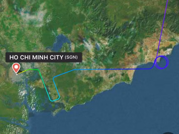 Chuyến bay VN279 bay chờ để hạ cánh tại sân bay Tân Sơn Nhất. (Nguồn: VNA) Chuyến bay VN279 bay chờ để hạ cánh tại sân bay Tân Sơn Nhất. (Nguồn: VNA)