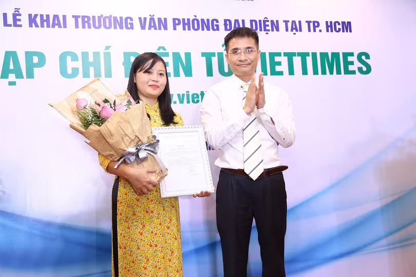 Ông Đinh Văn Hải - Phó Tổng Thư ký VDCA đặc trách, Chủ nhiệm Tạp chí điện tử VietTimes - trao Quyết định bổ nhiệm Trưởng Văn phòng đại diện VietTimes tại Tp. HCM cho Nhà báo Phí Lê Mai. Ông Đinh Văn Hải - Phó Tổng Thư ký VDCA đặc trách, Chủ nhiệm Tạp chí điện tử VietTimes - trao Quyết định bổ nhiệm Trưởng Văn phòng đại diện VietTimes tại Tp. HCM cho Nhà báo Phí Lê Mai.