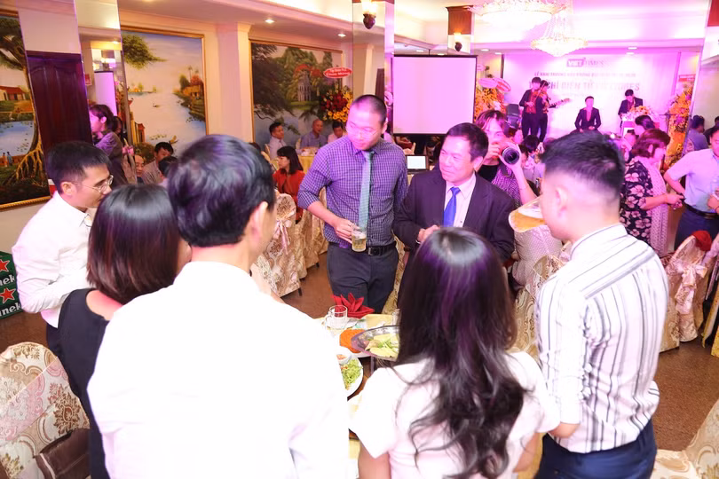 Đại diện Ban lãnh đạo Tạp chí điện tử VietTimes tri ân quan khách và các đại biểu tham dự lễ ra mắt Văn phòng đại diện VietTimes tại Tp. HCM. Đại diện Ban lãnh đạo Tạp chí điện tử VietTimes tri ân quan khách và các đại biểu tham dự lễ ra mắt Văn phòng đại diện VietTimes tại Tp. HCM.