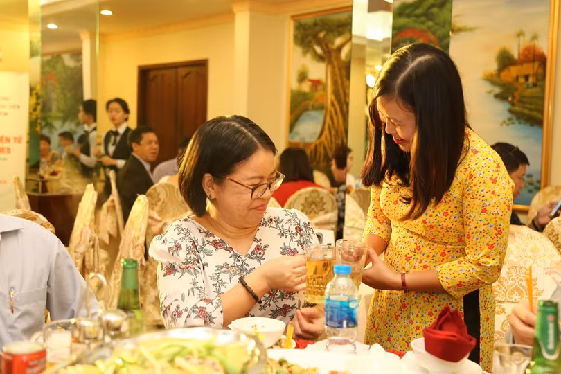 Trưởng Văn phòng đại diện VietTimes tại Tp. HCM Phí Lê Mai cụng ly cảm ơn đại diện chính quyền Tp. HCM. Trưởng Văn phòng đại diện VietTimes tại Tp. HCM Phí Lê Mai cụng ly cảm ơn đại diện chính quyền Tp. HCM.