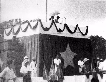 Ngày 2/9/1945, tại Quảng trường Ba Đình (Hà Nội), Chủ tịch Hồ Chí Minh trịnh trọng đọc Tuyên ngôn Độc lập, khai sinh nước Việt Nam Dân chủ Cộng hòa. Ảnh: Tư liệu/TTXVN Ngày 2/9/1945, tại Quảng trường Ba Đình (Hà Nội), Chủ tịch Hồ Chí Minh trịnh trọng đọc Tuyên ngôn Độc lập, khai sinh nước Việt Nam Dân chủ Cộng hòa. Ảnh: Tư liệu/TTXVN