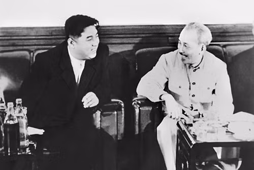 Chủ tịch Hồ Chí Minh (phải) và Thủ tướng Triều Tiên Kim Nhật Thành tại Bình Nhưỡng năm 1957. Ảnh: Hankyoreh. Chủ tịch Hồ Chí Minh (phải) và Thủ tướng Triều Tiên Kim Nhật Thành tại Bình Nhưỡng năm 1957. Ảnh: Hankyoreh.