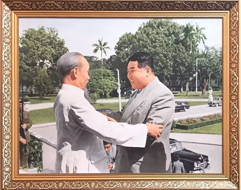 Chủ tịch Hồ Chí Minh đón nhà lãnh đạo Triều Tiên Kim Nhật Thành - ông nội ông Kim Jong Un -tại Hà Nội năm 1958. (Ảnh: Facebook Đại sứ Lê Bá Vinh). Chủ tịch Hồ Chí Minh đón nhà lãnh đạo Triều Tiên Kim Nhật Thành - ông nội ông Kim Jong Un -tại Hà Nội năm 1958. (Ảnh: Facebook Đại sứ Lê Bá Vinh).