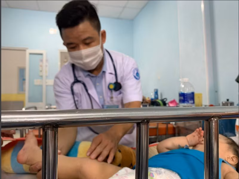 Trẻ bị tay chân miệng đang được điều trị ở BV Nhi đồng 1 TP.HCM. Ảnh: Hoàng Lan