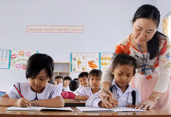 Cô tận tâm giảng dạy từng nét chữ cho học sinh lớp 1 (Ảnh: Báo Ninh Thuận) Cô tận tâm giảng dạy từng nét chữ cho học sinh lớp 1 (Ảnh: Báo Ninh Thuận)