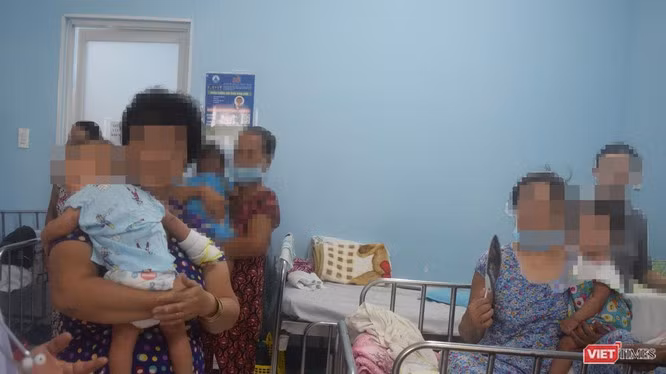 Bệnh nhi tay chân miệng điều trị tại BV Nhi Đồng 1 (Ảnh: Hòa Bình) 