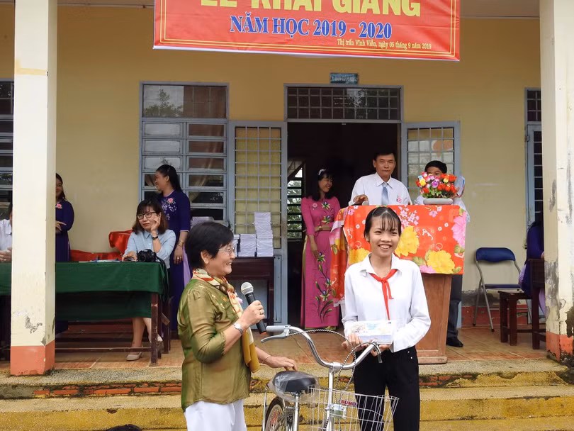 Nhà văn cho biết tại trường Vĩnh Viễn 2 chỉ có 2 lớp 9 và bạn gái này nhà nghèo nhưng học rất giỏi