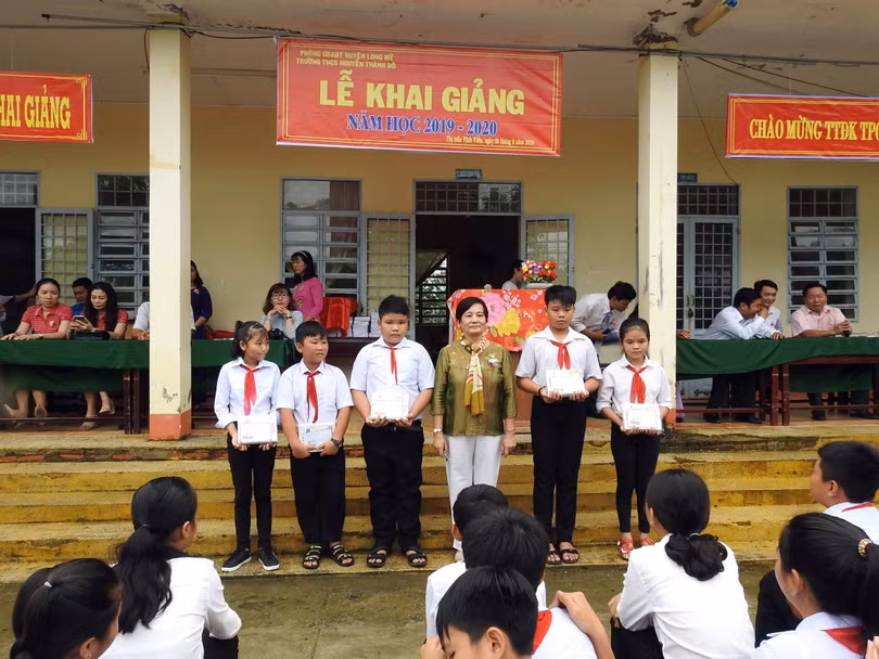 Nhà văn Dạ Ngân bắt đầu khởi động hành trình trao tặng học bổng tới học sinh nghèo
