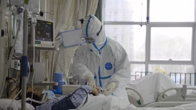 Khám chữa cho bệnh nhân tại Bệnh viện Vũ Hán (Ảnh: REUTERS) Khám chữa cho bệnh nhân nhiễm virus Corona tại BV Vũ Hán (Ảnh: REUTERS)