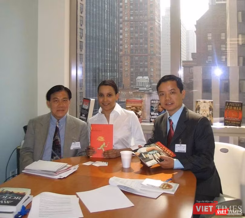 Ông Nguyễn Văn Phước bay sang Mỹ đàm phán bản quyền với đại diện tổ chức Napoleon Hill năm 2004 Ông Nguyễn Văn Phước bay sang Mỹ đàm phán bản quyền với đại diện tổ chức Napoleon Hill năm 2004