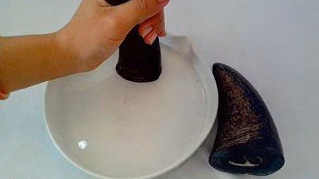 Các bác sĩ cảnh báo về bài thuốc bột sừng tê giác mài chưa được khoa học công nhận
