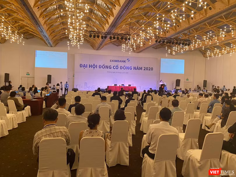 Ban tổ chức chẳng buồn thay đổi "backdrop" cho phiên chiều. Ban tổ chức chẳng buồn thay đổi "backdrop" cho phiên chiều.